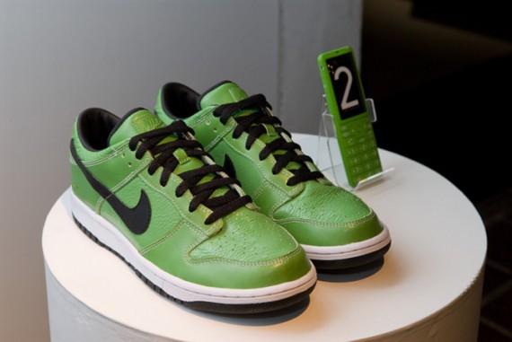 Nike Dunk iD x KDDi INFOBAR 2