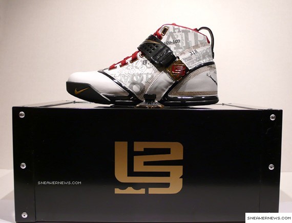 Nike Zoom LeBron V - Mr Basketball + Locker Case