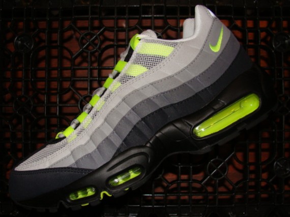 Nike Air Max 95 Neon is Back! 2008 Quickstrike