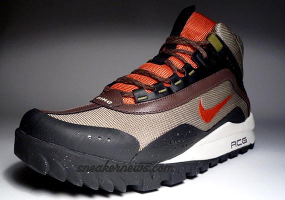 Nike Wildedge Mid LE Hiking Boot - Reed - Solar Orange - Black