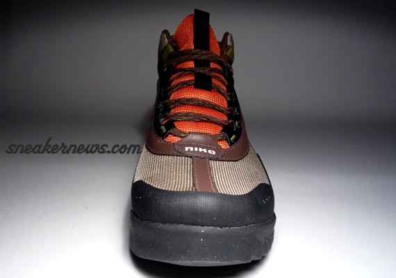 Nike Wildedge Mid LE Hiking Boot - Reed - Solar Orange - Black