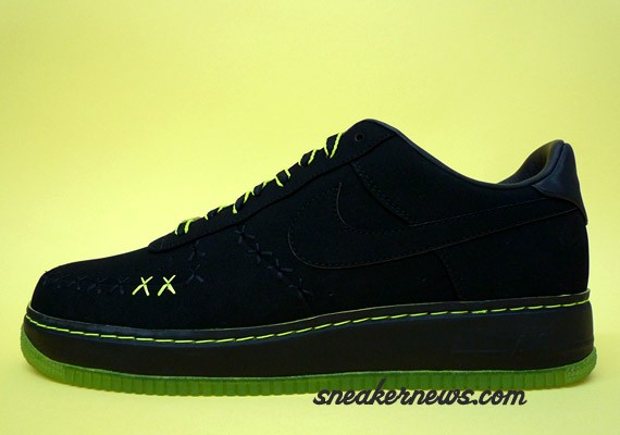 Kaws Air Force 1 - In Detail