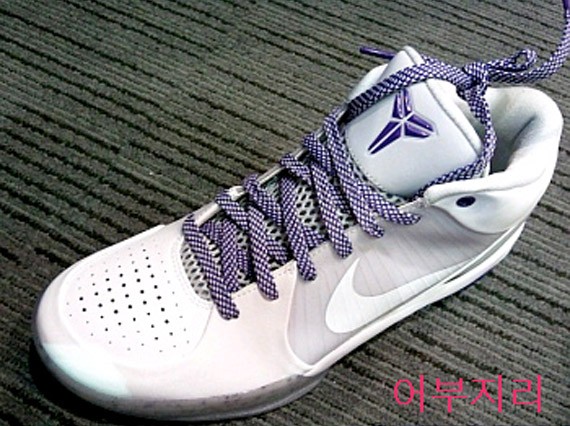 zoom-kobe-iv-white-purple-05.jpg