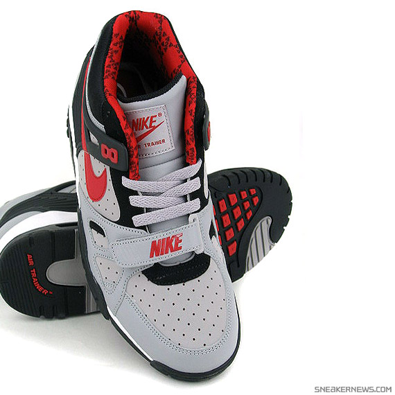 air-trainer-iii-grey-black-red-03