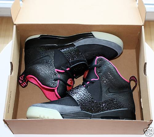 nike-air-yeezy-black-pink-02