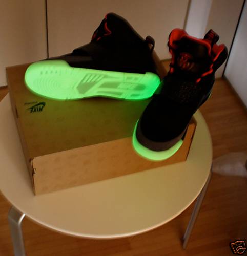 nike-air-yeezy-black-pink-05