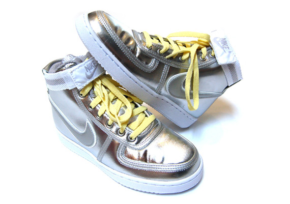 nike-womens-vandal-high-metallic-silver-02