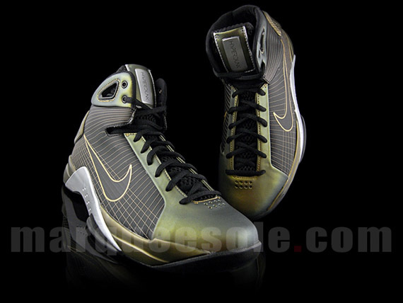 nike-hyperdunk-black-gold-2