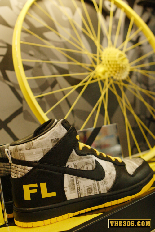 nike-x-livestrong-x-futura-flom-dunk-shoe-gallery-release-6