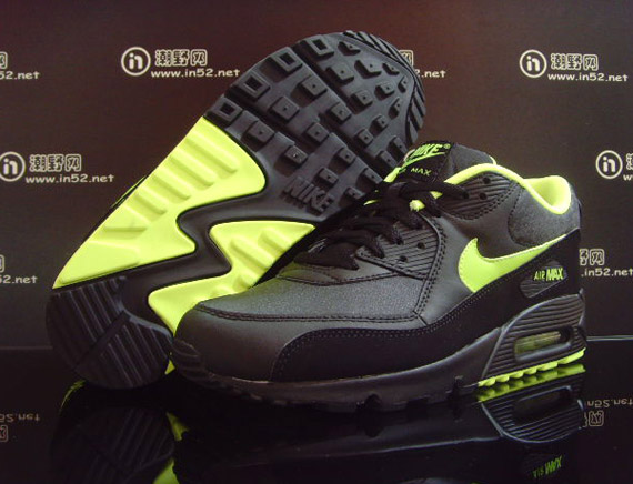 air-max-90-black-volt-splatter-1