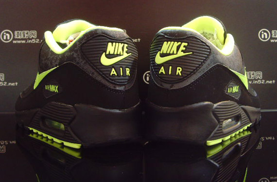 air-max-90-black-volt-splatter-3