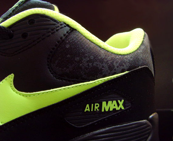 air-max-90-black-volt-splatter-4