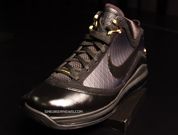 air-max-lebron-vii-black-gold-02