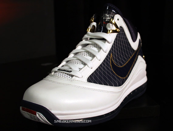 air-max-lebron-vii-white-navy-gold-02