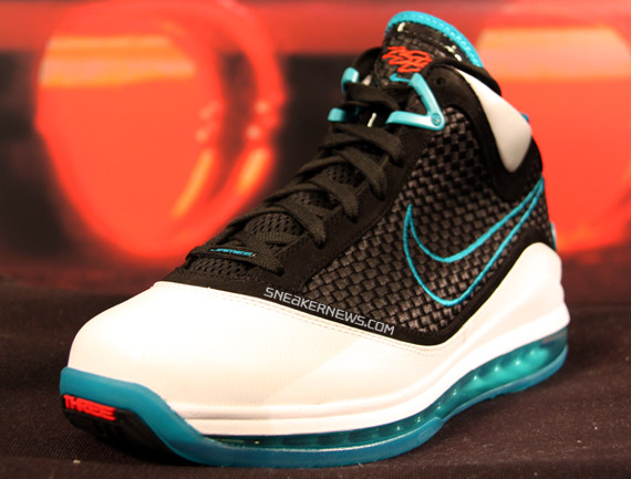 air-max-lebron-vii-woven-white-black-blue-02