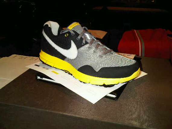 nike-livestrong-ls-lunar-glide-fly-00