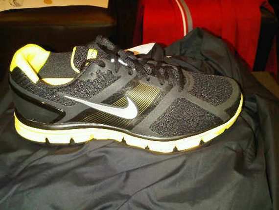 nike-livestrong-ls-lunar-glide-fly-01