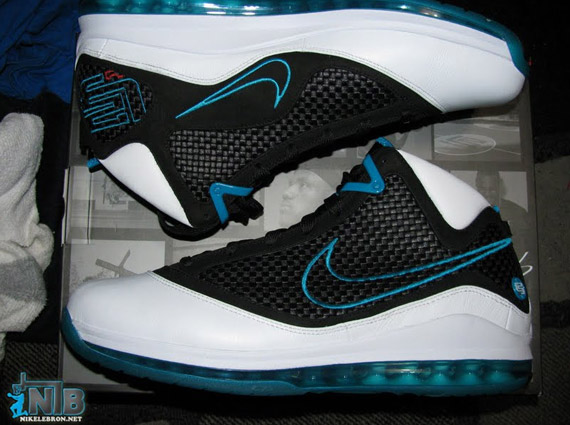 nike-air-max-lebron-VII-red-carpet-detail-2