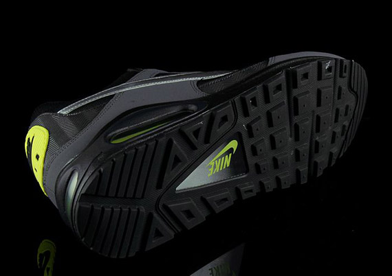 nike-air-max-skyline-black-silver-volt-1