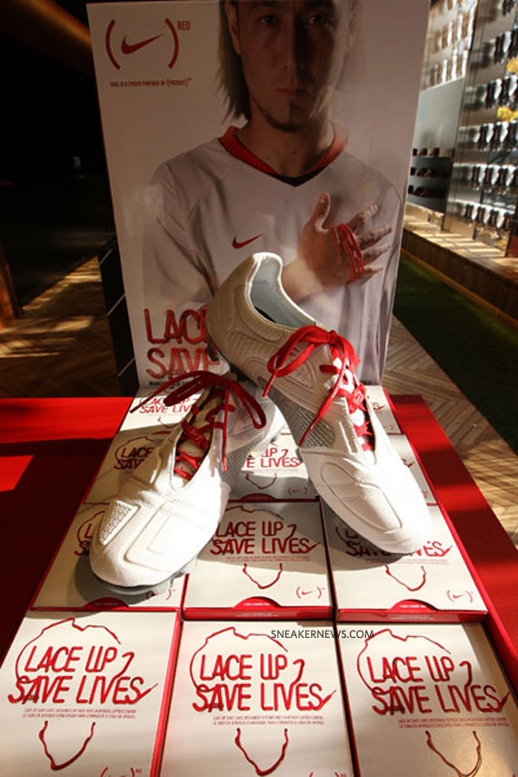 nike-red-laces-harajuku-niketown-16