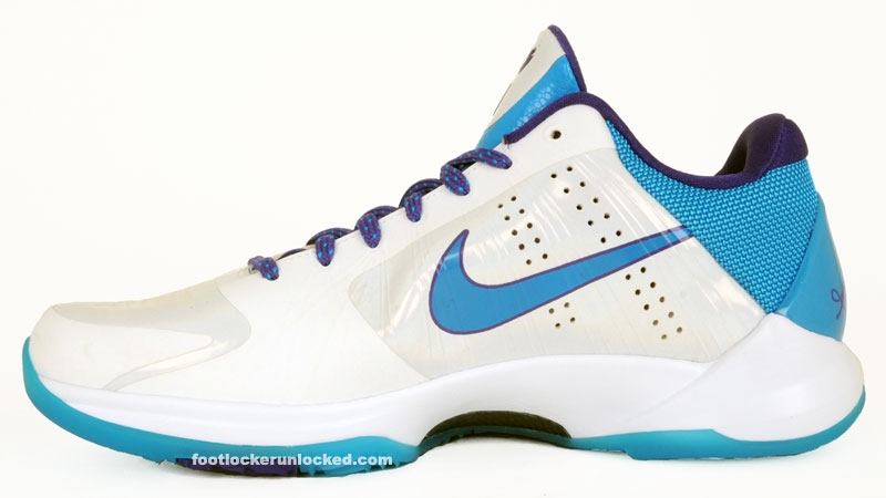 Zoom_kobe_v_draft_day_hornets_whiteorion_bluevpurpleblack__3_