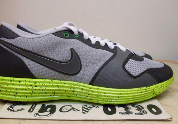 Nike Lunar Racer Vengeance Wolf Grey Victory Green 1