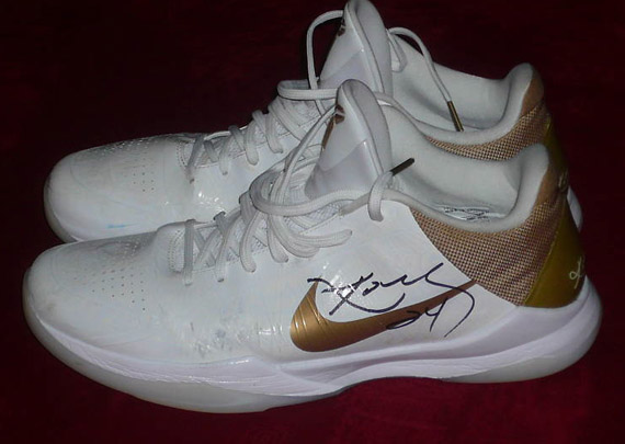 Nike Zoom Kobe V Big Stage Home Game Worn Signed 2