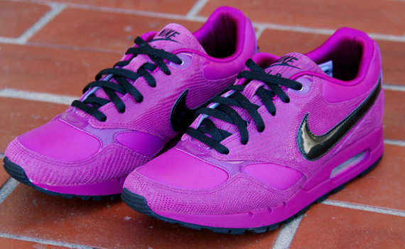 Nike Wmns Zenyth Pink Black 01