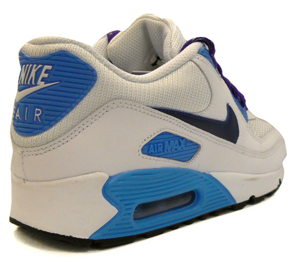 23 11 2010 Nike Airmax1 Whiteblue D2 2 1