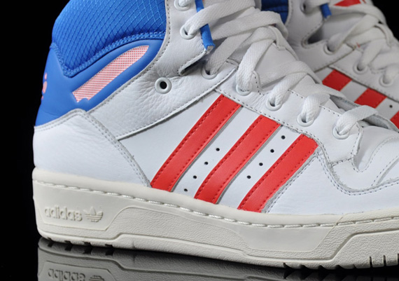 adidas Originals Metro Attitude XXL – White – Aero Red – Fresh Blue