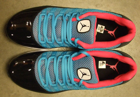 Jordan Cmft Viz Air 11 Chlorine Blue Miami Available 02