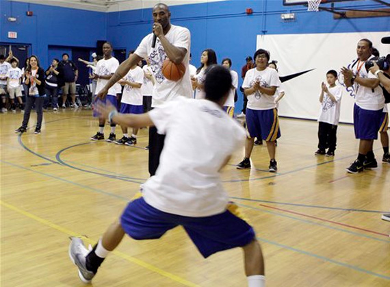 Kobe Bryant Kobe Vi Launch Clinic 06