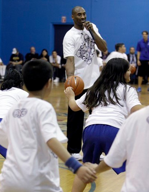 Kobe Bryant Kobe Vi Launch Clinic 07