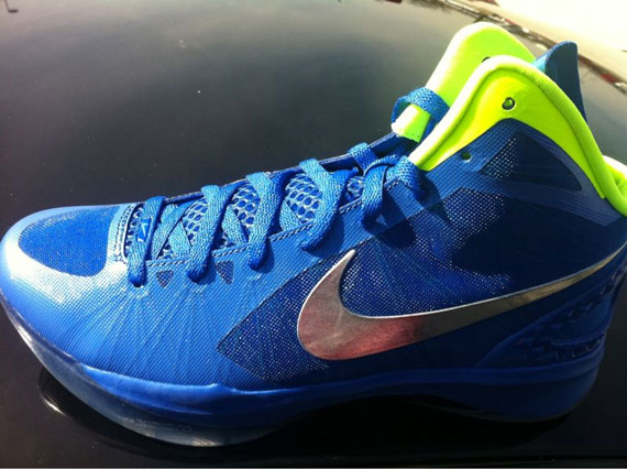 Nike Hyperdunk 2011 Treasure Blue Ice Volt 01