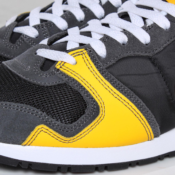 Nike Air Vengeance Black Varsity Maize Dark Grey 02