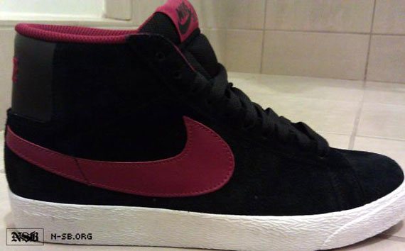 Nike Sb Blazer Mid Black Red Holiday 2011 01