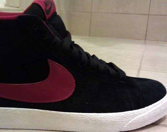 Nike Sb Blazer Mid Black Red Holiday 2011 02