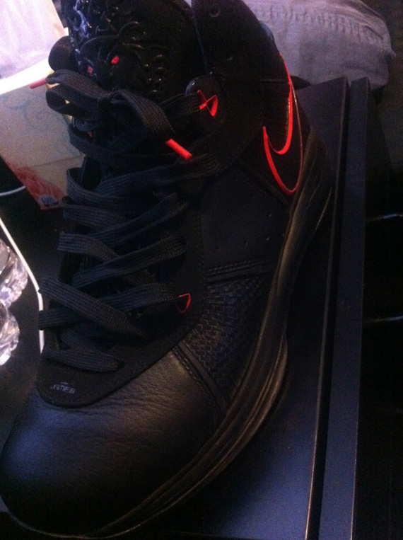 nike-lebron-8-blackout-red-custom-04 Nike Lebron 8 Blackout Red Custom 04