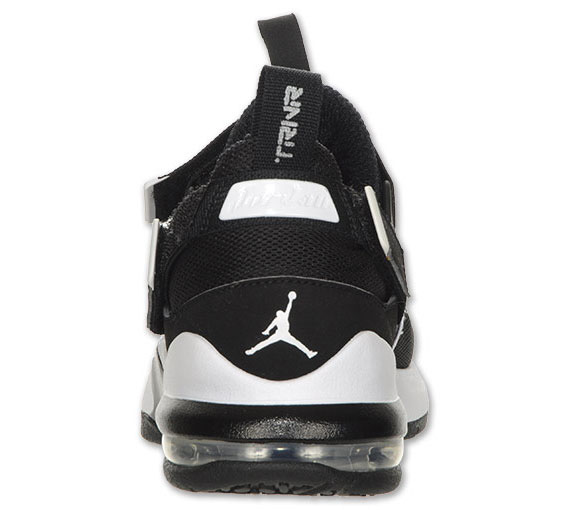 Jordan Trunner Lx 11 Blk Wht 01