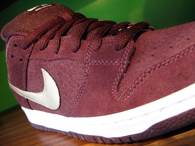 Nike Sb Dunk Low Pro Deep Burgundy Metallic Gold 3