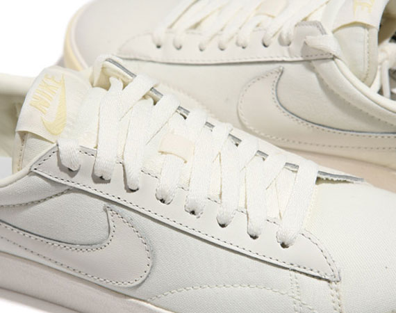 Nike WMNS Tennis Classic AC - Sail - Lightbulb