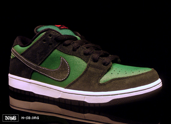 Nike Sb Dunk Low 2012 Black Green Red Woodgrain 01