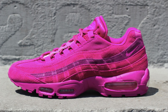 Nike Wmns Air Max 95 Vivid Grape 01