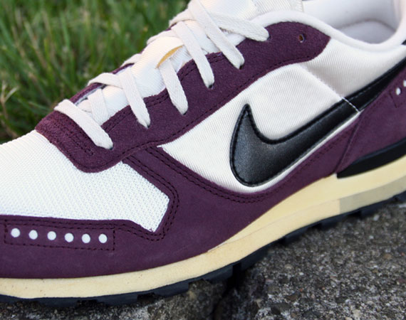 Nike Air Venture - White - Burgundy - Black