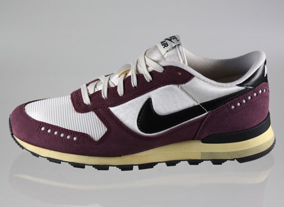 Nike Air Venture Burgundy White Black 3