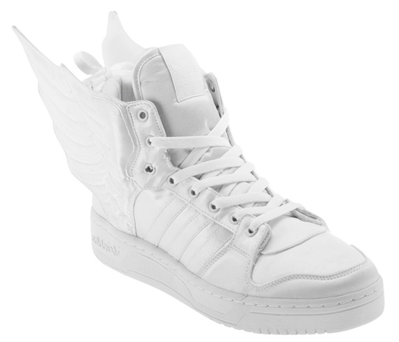 2ne1 Jeremy Scott Wings 2.0 White 01