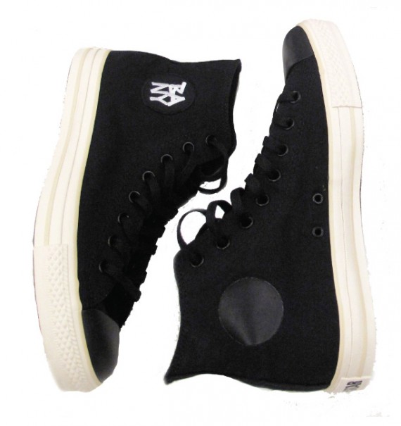 Black Apple Converse Chuck Taylor All Star 01 570x605