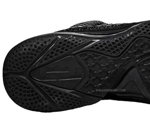 Nike Lebron 9 Blackout New Images 02