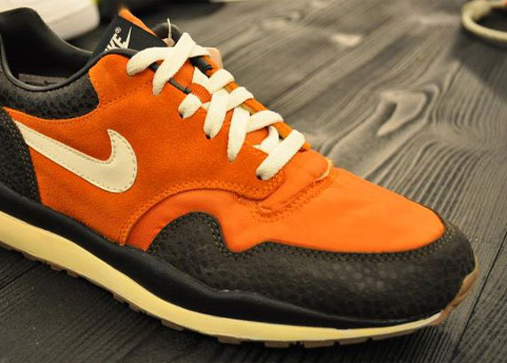 Nike Air Safari - Orange - Black 