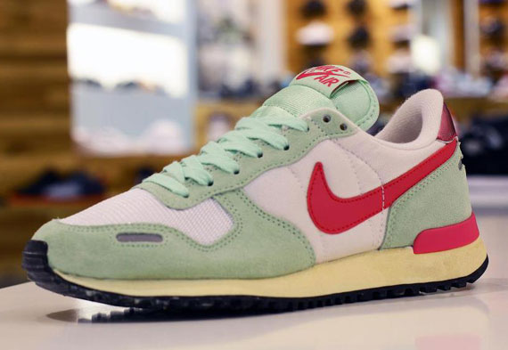 Nike Air Vortex VNTG - Fresh Mint - Voltage Cherry